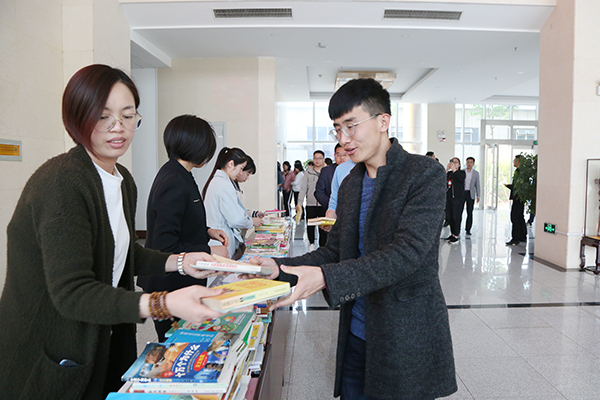 China Coal Group Hold A Donation Book Ceremony To Yingjisha County School